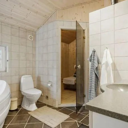 Close To Water And Forest - With Wilderness Bath Chalet
