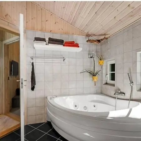 Close To Water And Forest - With Wilderness Bath 木屋 斯凯恩