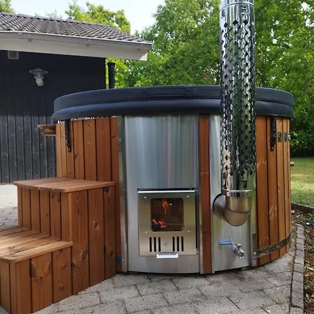 Close To Water And Forest - With Wilderness Bath Chalet